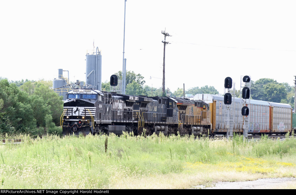 NS 4584 leads train 24X past the signals